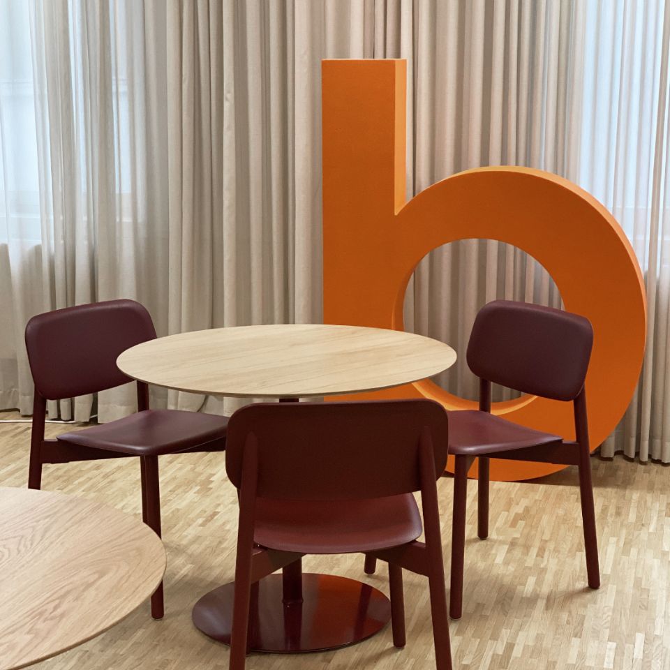 Cafébord med röda stolar, Bokusgruppen